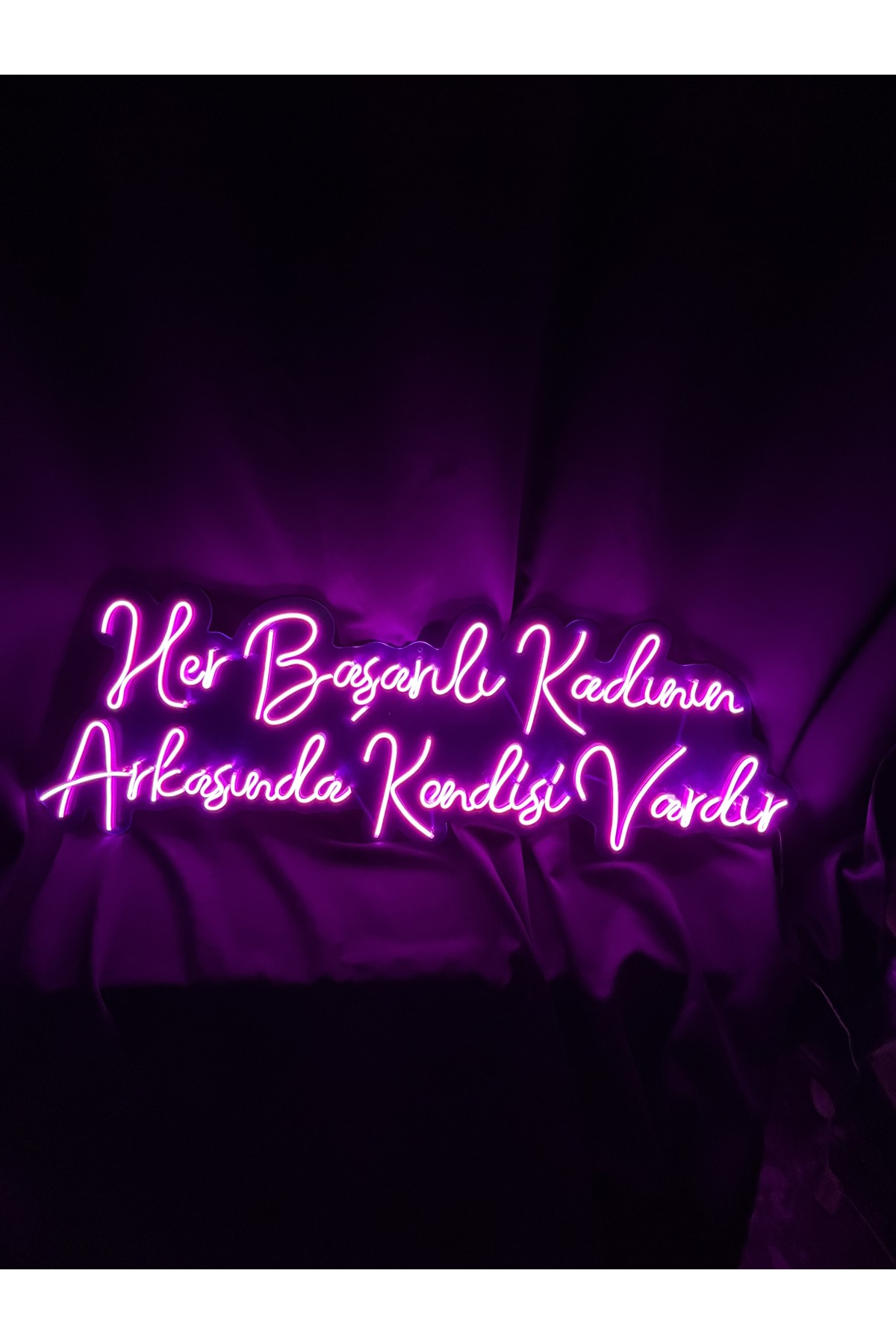 Her Başarılı Kadının Arkasında - Dekoratif Duvar Aydınlatması Neon Led Yazı Kuaför Salonu 100x34 cm