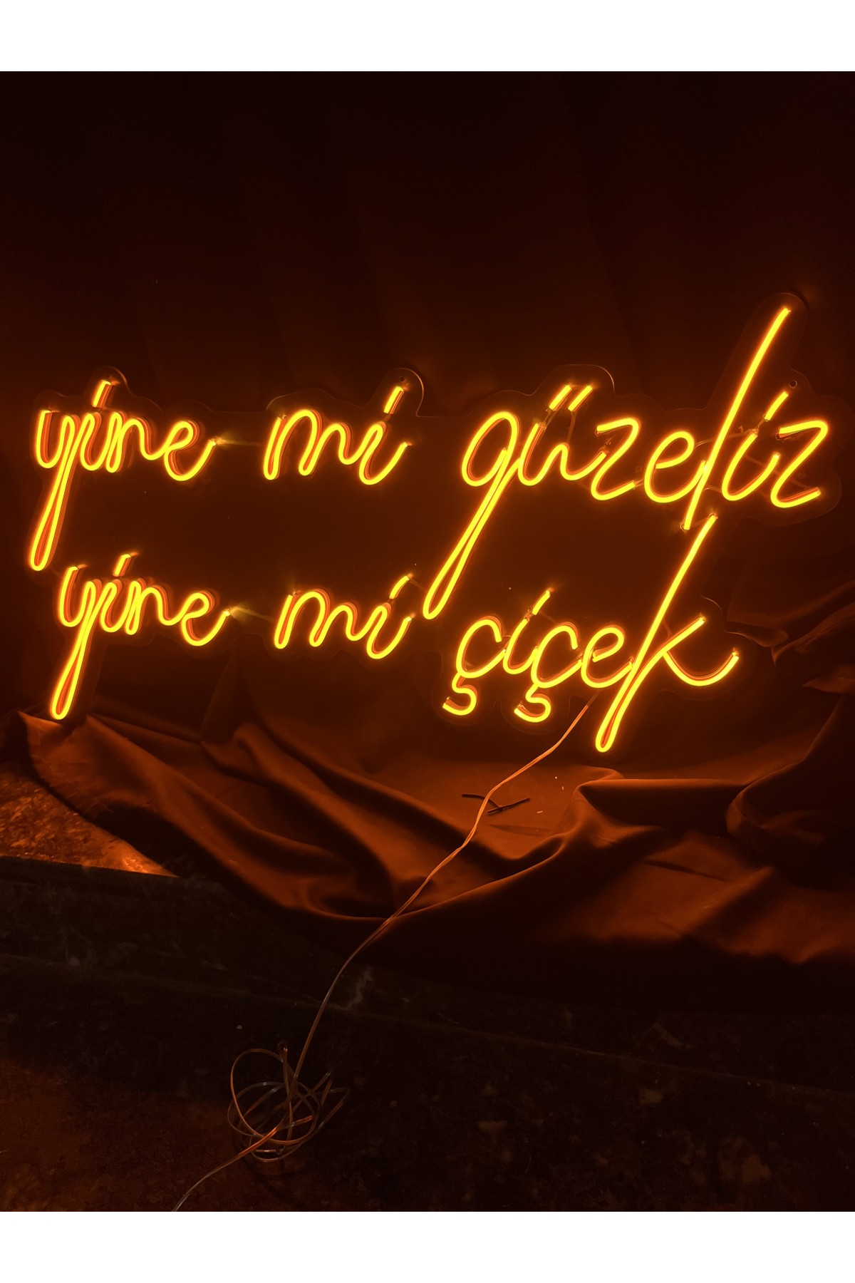 Yine Mi Güzeliz Yine Mi Çiçek v2 - Dekoratif Duvar Aydınlatması Neon Led Yazı Kuaför Salonu 90x51cm