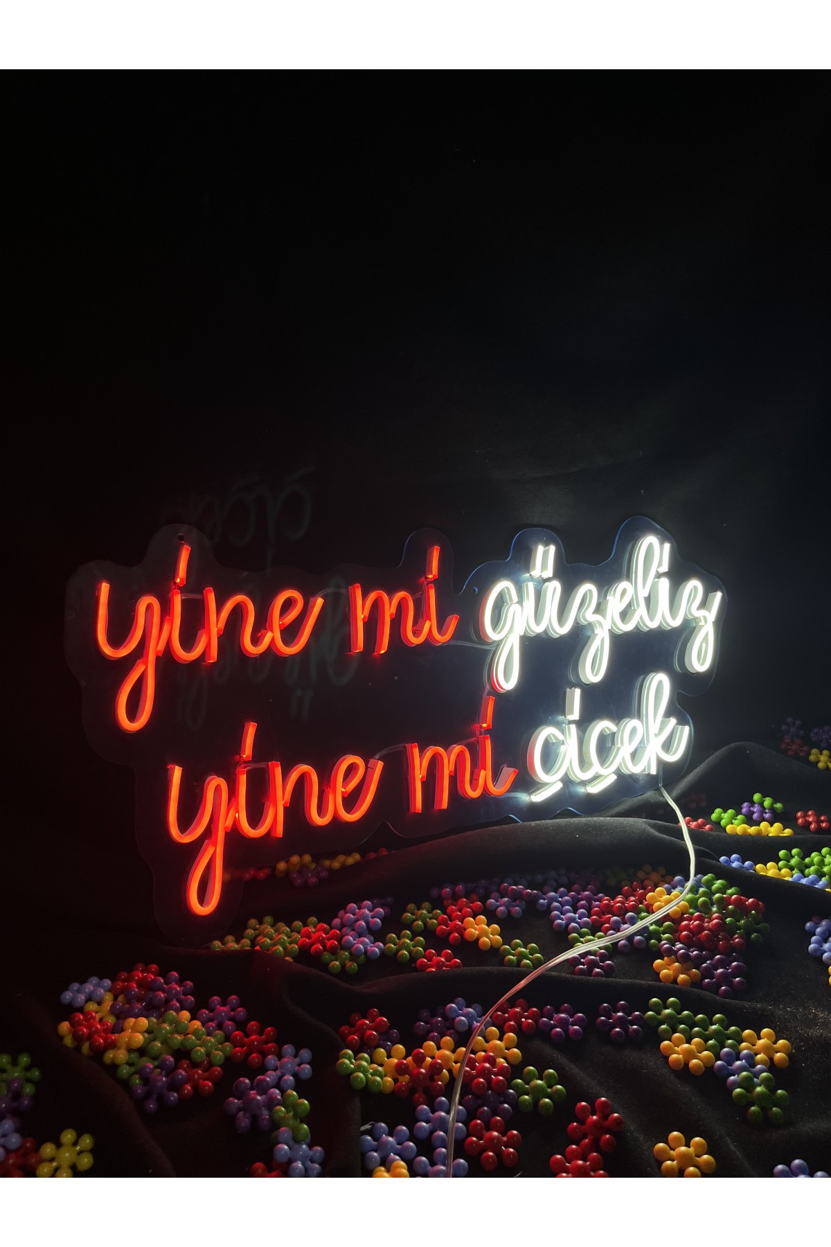 Yine Mi Güzeliz Yine Mi Çiçek - Dekoratif Duvar Aydınlatması Neon Led Yazı Güzellik Merkezi 60x30cm