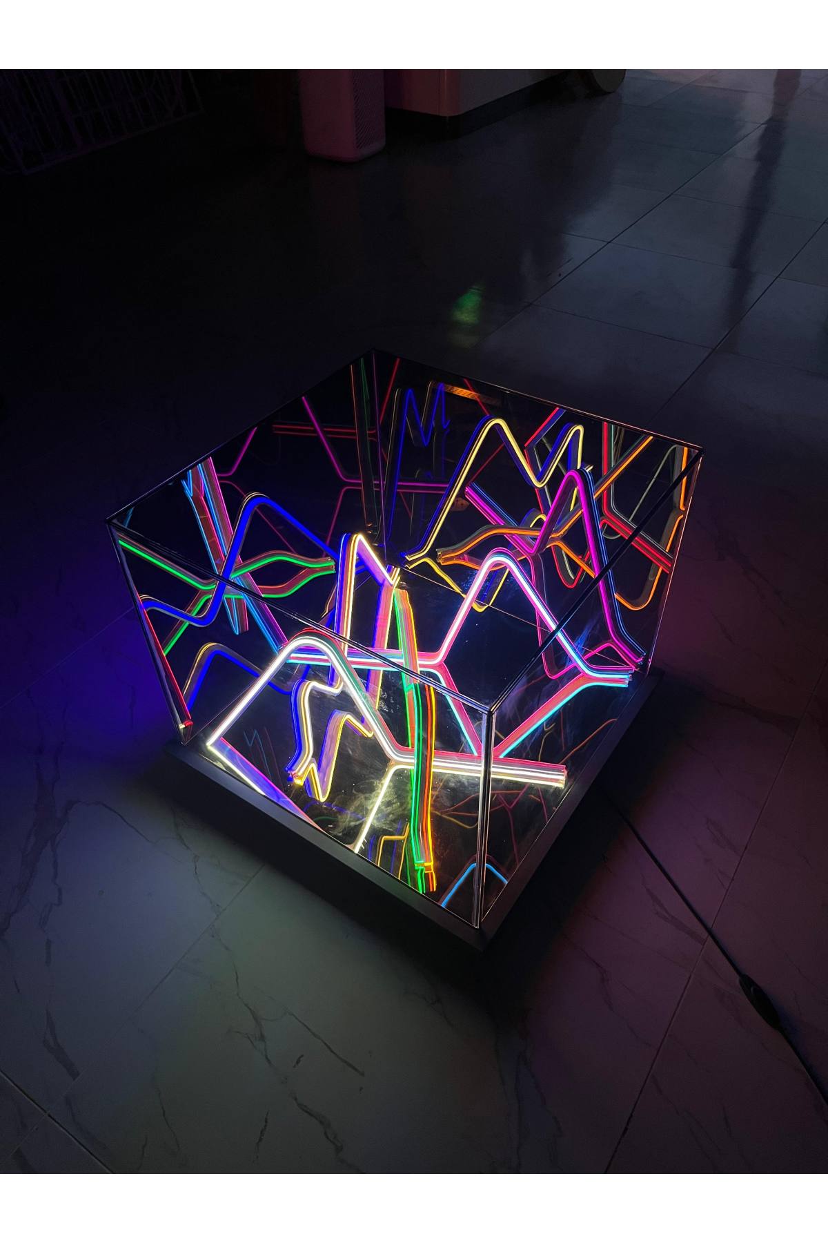 Cubic Spectrum: Dekoratif Aydınlatmalı Neon Led Figürlü Orta Sehpa 60 x 60 cm