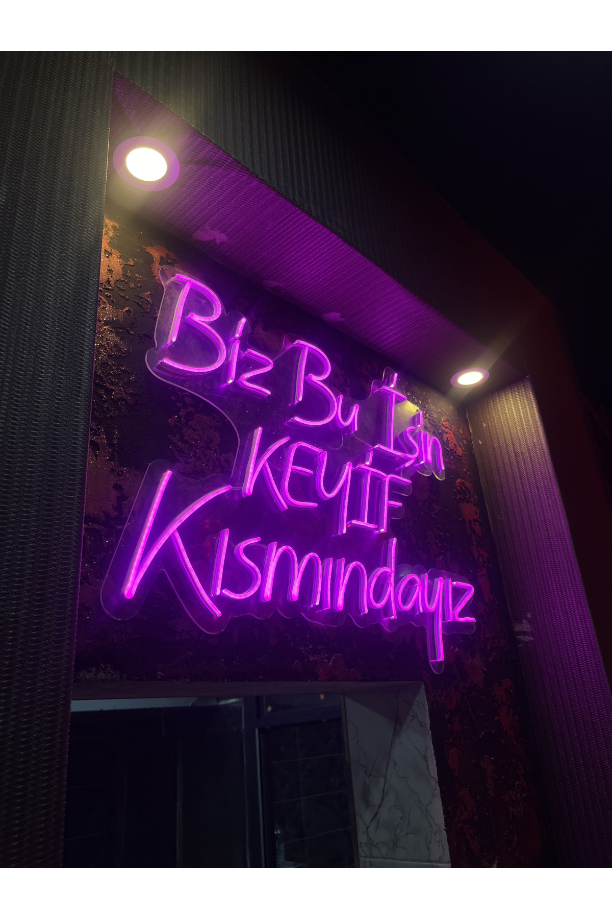 Biz Bu İşin Keyif Kısmındayız - Dekoratif Duvar Aydınlatması Neon Led Yazı Bar Club Müzik 79x60 cm