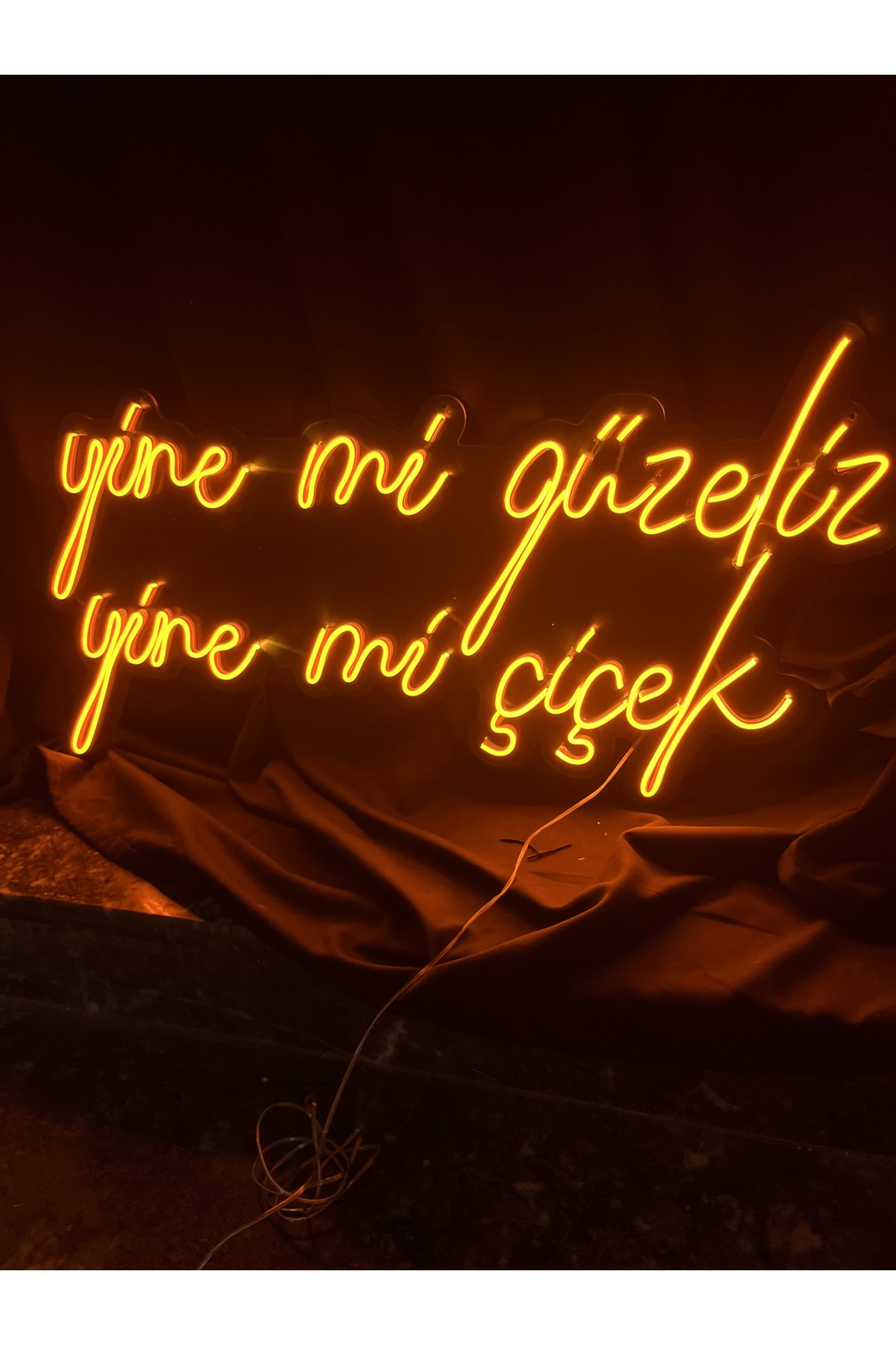 Yine Mi Güzeliz Yine Mi Çiçek v2 - Dekoratif Duvar Aydınlatması Neon Led Yazı Kuaför Salonu 90x51cm