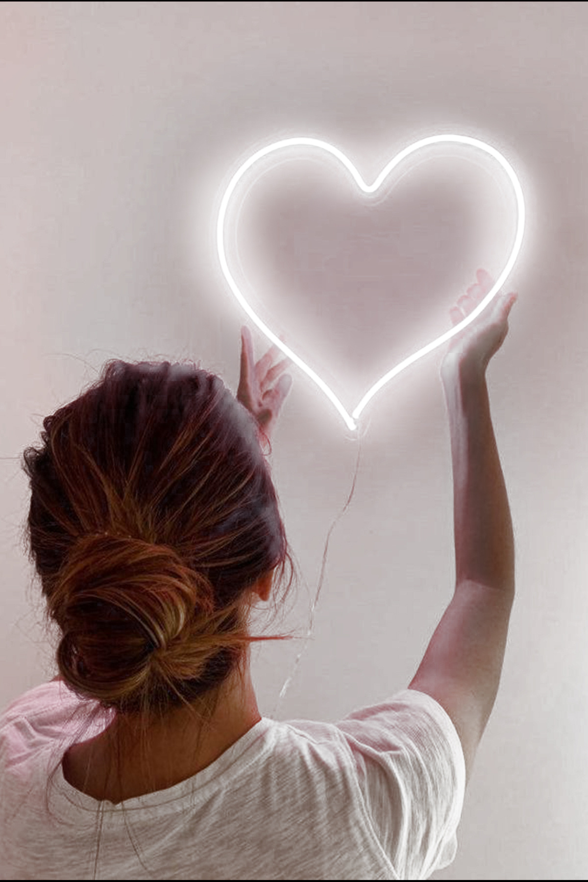 Işıklı Kalp: Neon LED Tabela Duvar Dekorasyon Ürünü