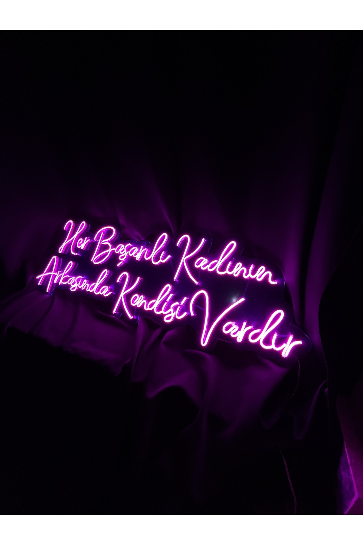 Her Başarılı Kadının Arkasında - Dekoratif Duvar Aydınlatması Neon Led Yazı Kuaför Salonu 100x34 cm