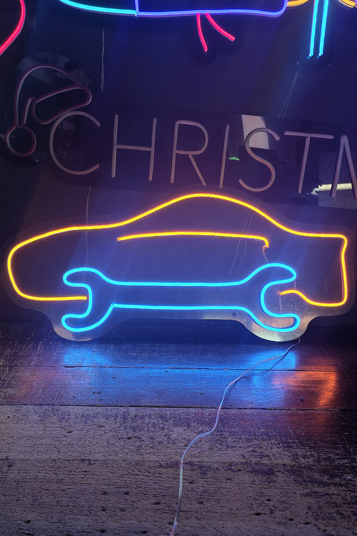 Işıklı Anahtarlı Araba: Neon LED Tabela Duvar Dekorasyon Ürünü