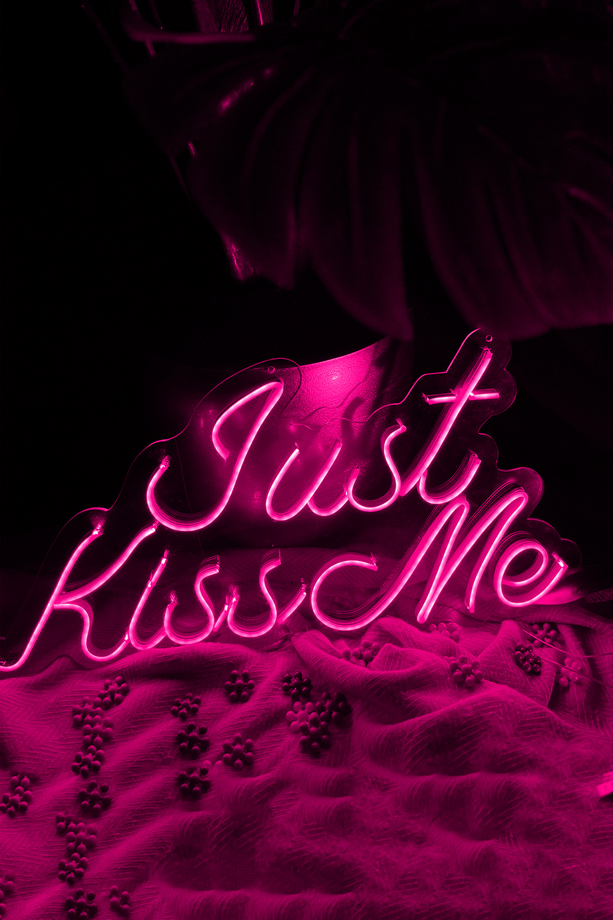 Just Kiss Me Yazılı Neon Led Işıklı Tablo Duvar Dekorasyon Ürünleri